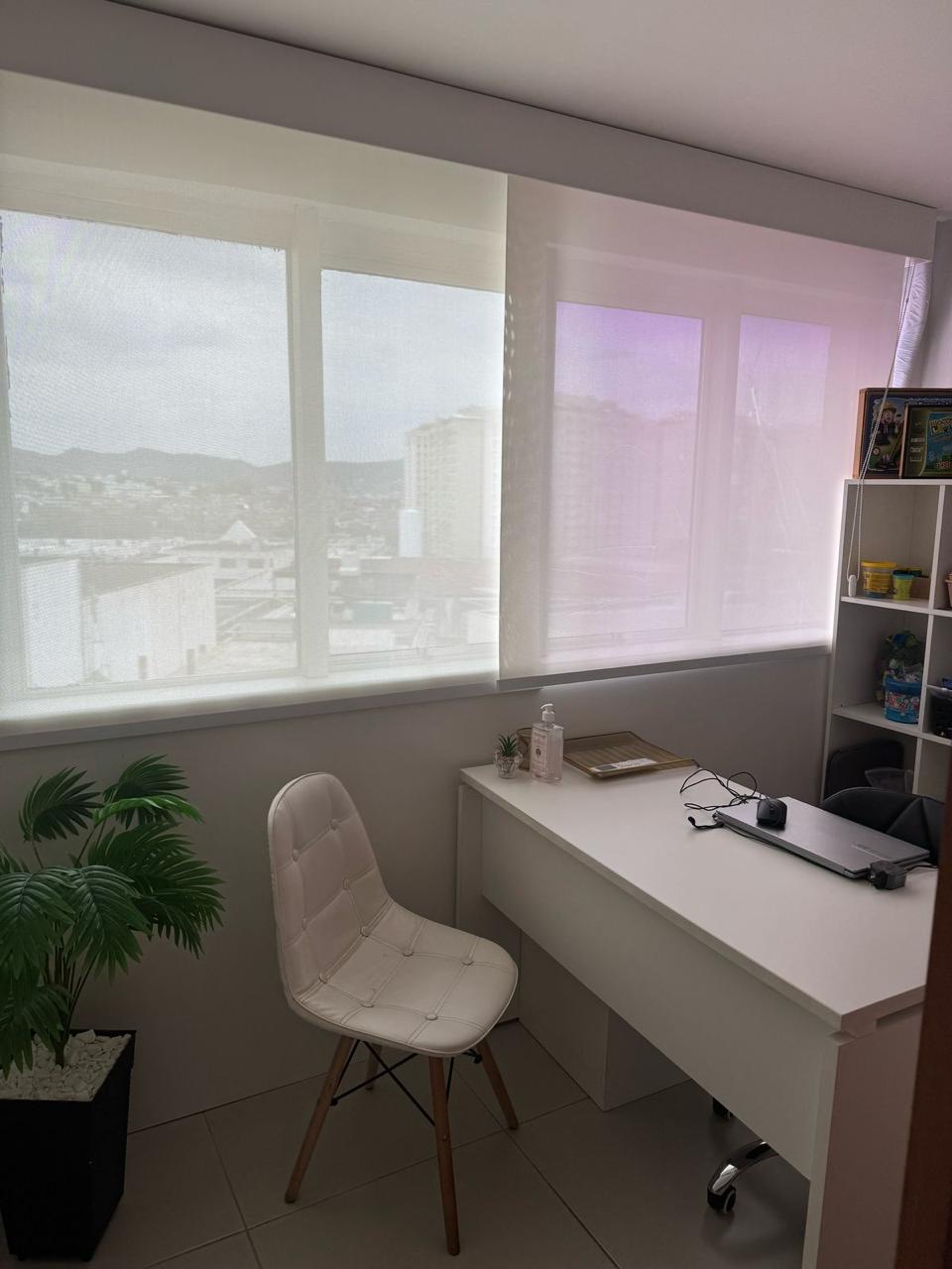 Consultório iluminado da Clínica Pensar e Agir com vista para o Rio de Janeiro