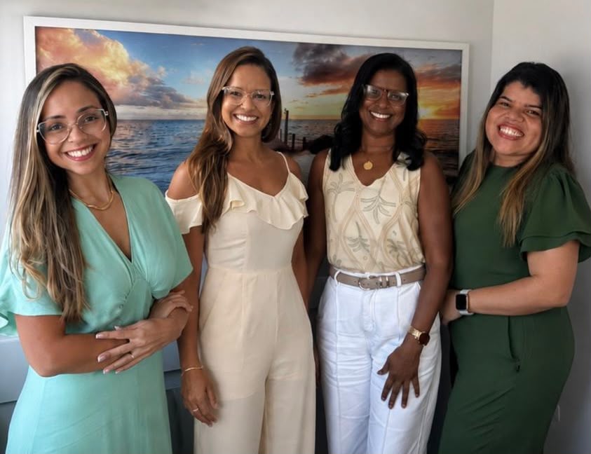 Equipe da Clínica Pensar e Agir reunida na recepção